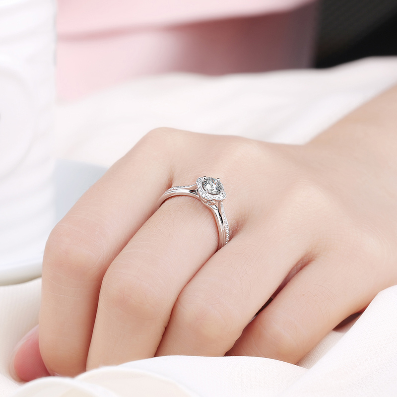 中银金行/中银金行pt950铂金钻石戒指订婚求婚婚戒钻戒经典群镶6爪30