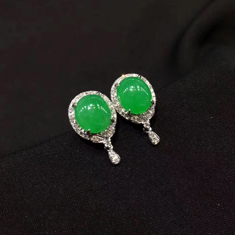 伟德国际察哈尔右翼中旗人民法院关于(f1085)LC455天然翡翠（A货)镶嵌满绿蛋面耳钉一对约1g1（第一次拍卖）的公告