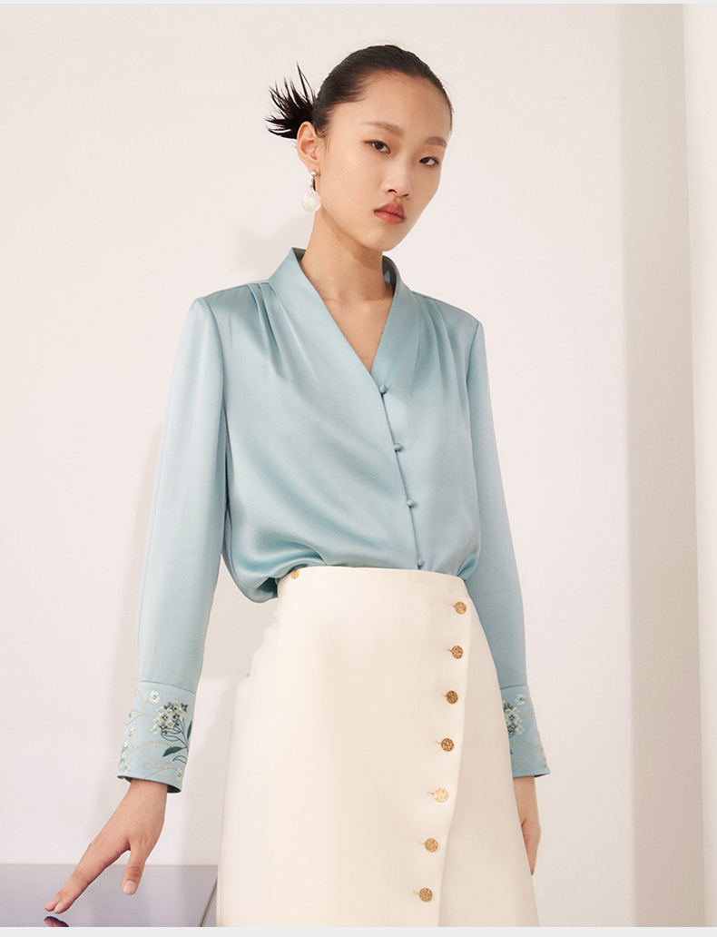 hui/卉 女士长袖衬衫20秋季新品水绿色v领套头衫袖口刺绣设计