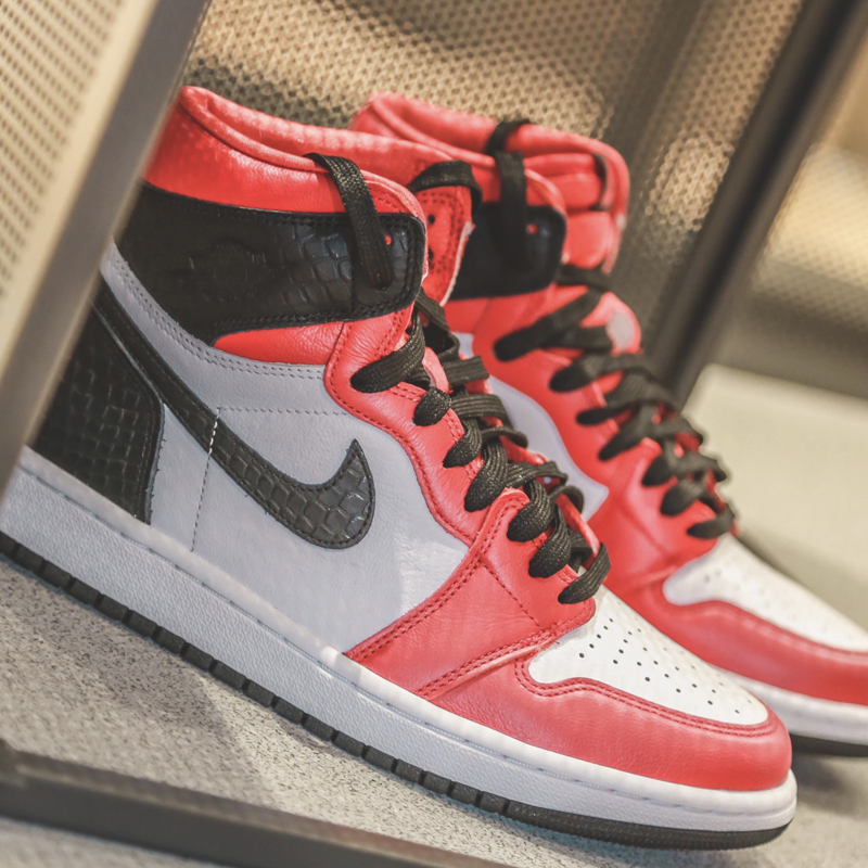 nike/耐克 air jordan 1 男女同款 aj1 芝加哥 蛇皮 蛇纹白红 缎红