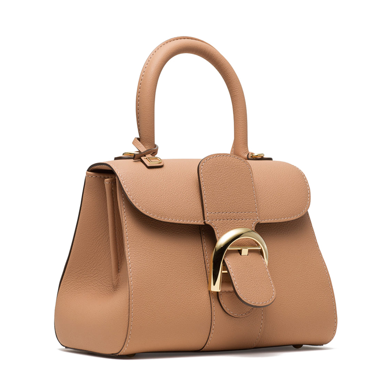 手袋造型呈现女神形象,配以宝石般光泽的金属扣,缔造皇后般姿态,光芒