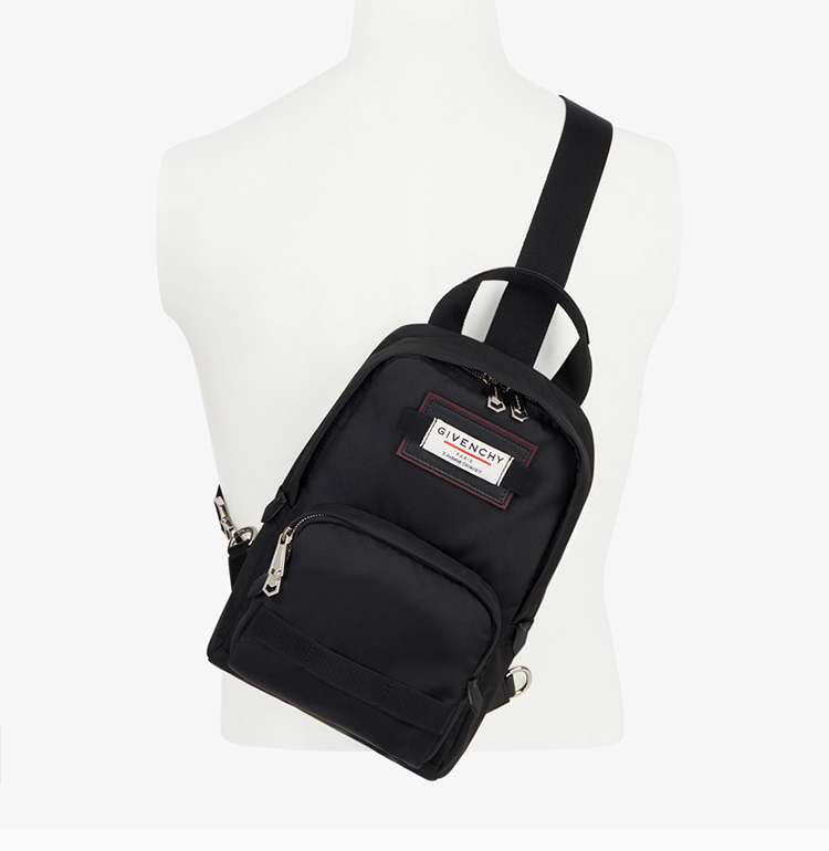 givenchy/纪梵希 男士黑色尼龙正面皮革补丁givenchy徽标双拉链胸包
