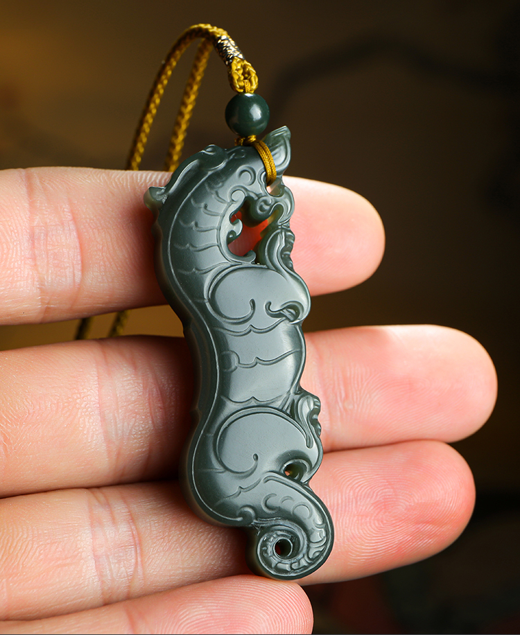 【玉雕大师李秋娟工作室作品】和田玉吊坠 山河十二朝系列平安虎 青玉