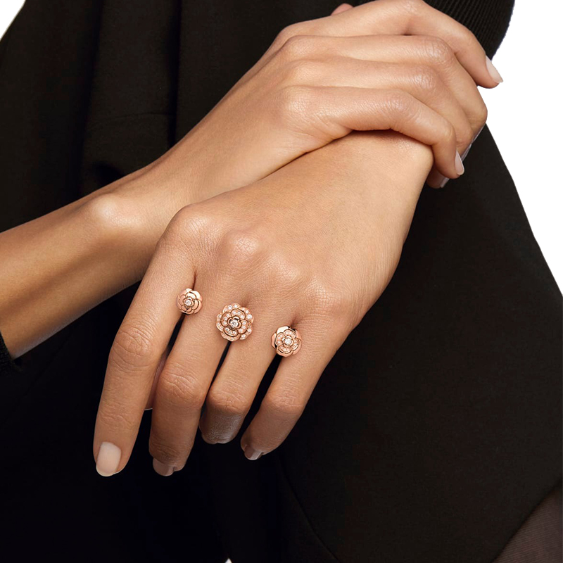 香奈儿 经典款camélia系列 18k金玫瑰金点缀钻石茶花可变形戒指jj1