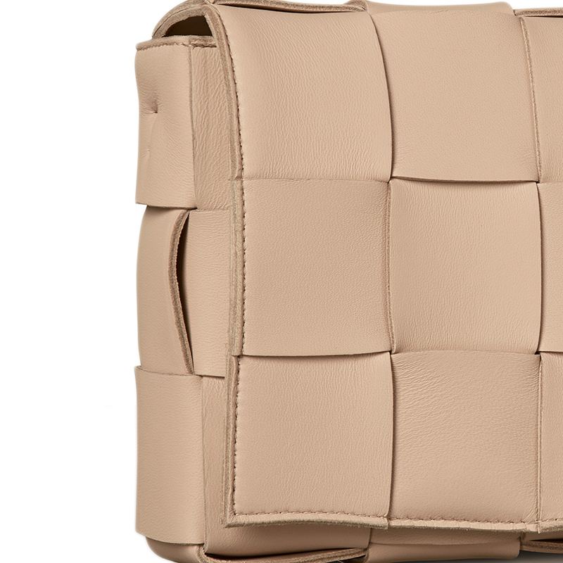 作为手拿包携带 成份90% 羊皮, 10% 黄铜 颜色:杏仁色 配件:银色抛光