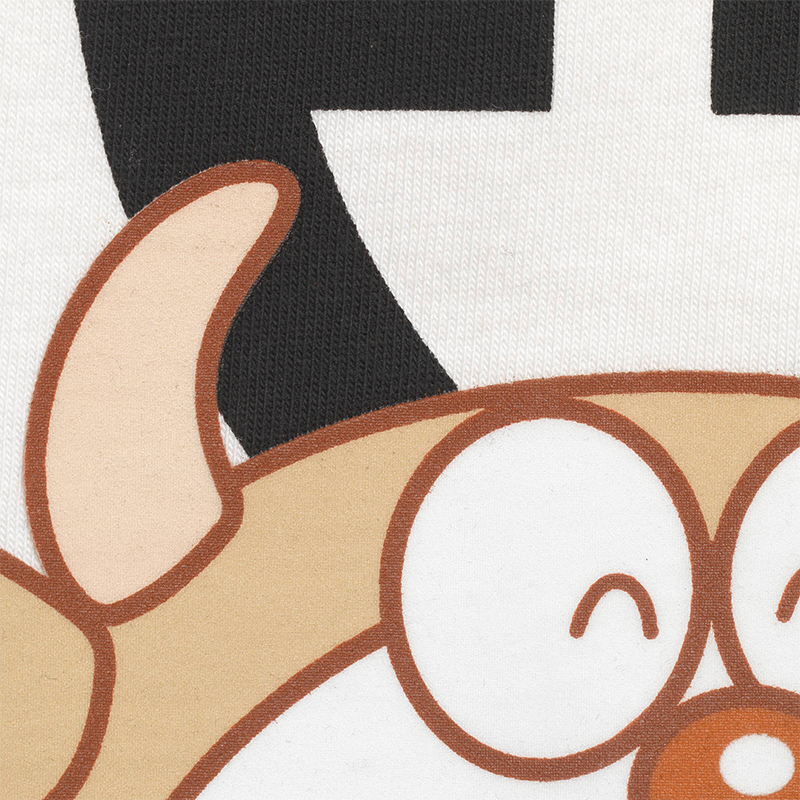 其特征是穿越机器猫的机器猫的形象是一只2112年9月3日出生的机器猫