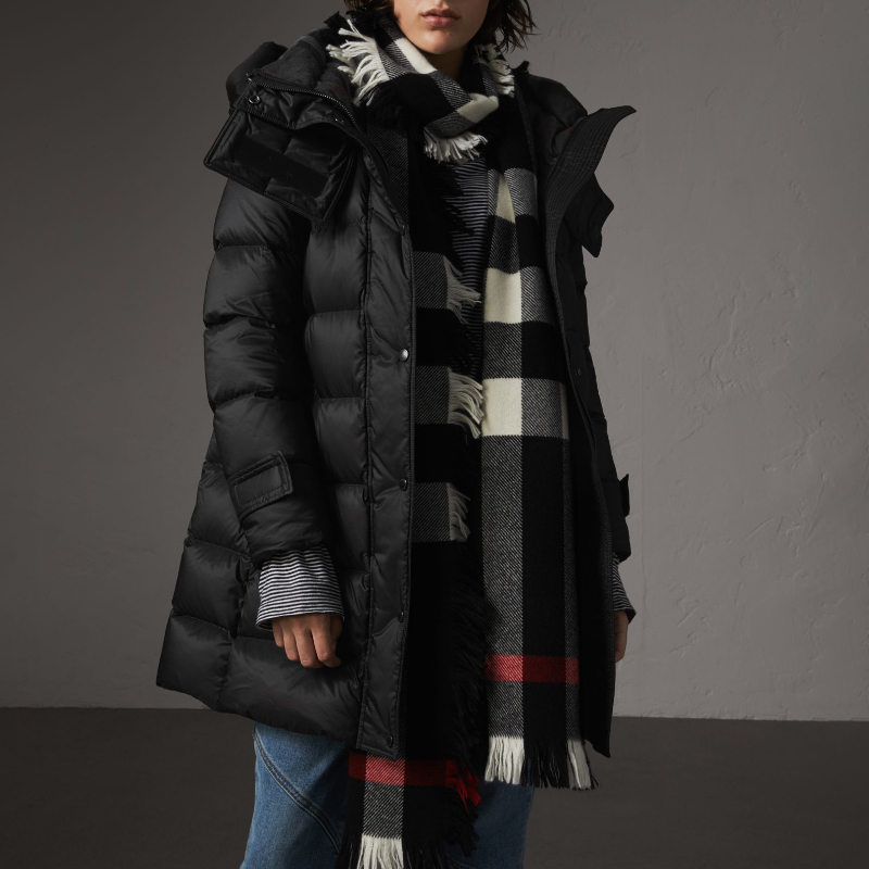 burberry/博柏利 女士黑色连帽中长款羽绒服 帽子内衬灰色格纹