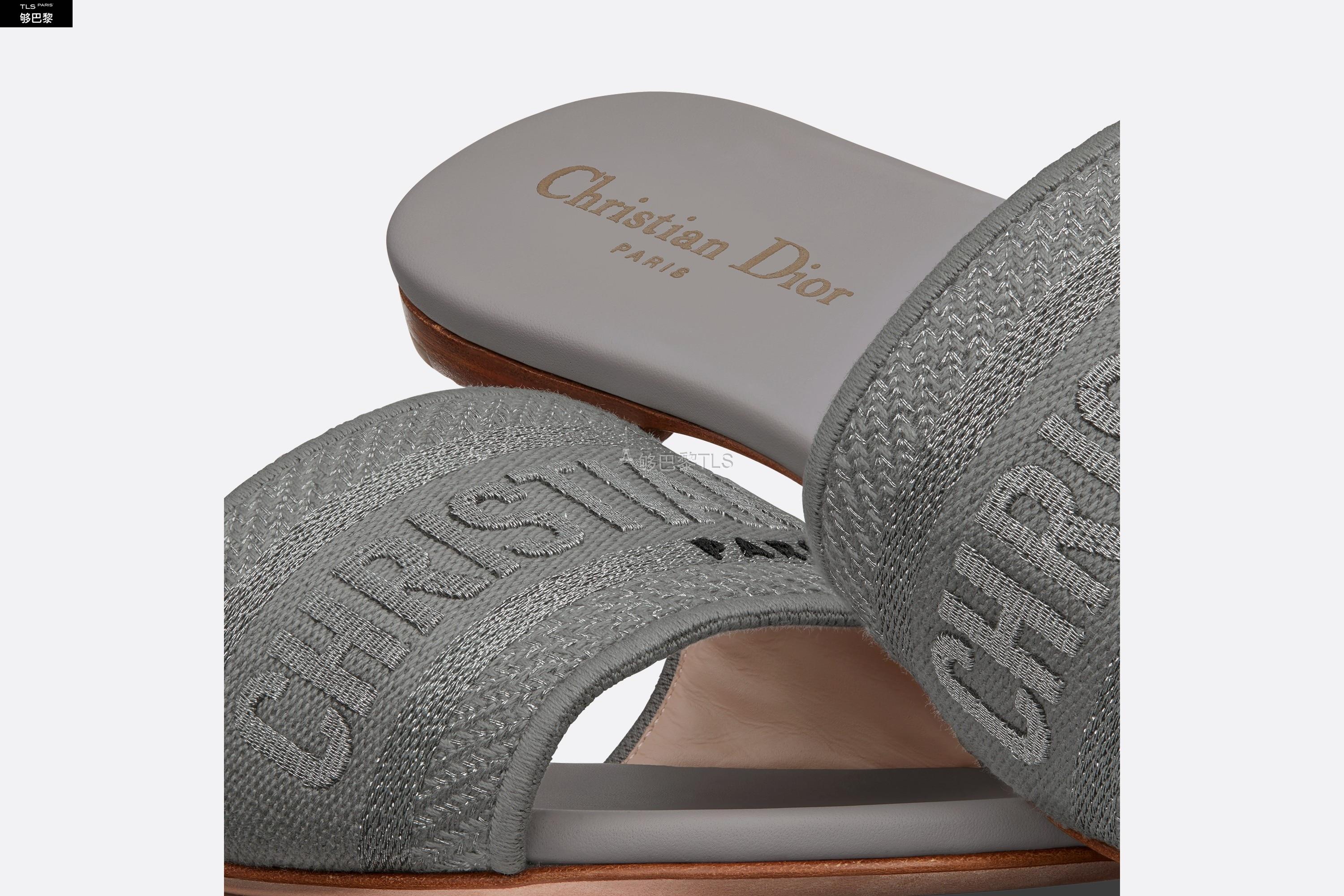 tissu metallise argente, brodee de la signature "christian dior"