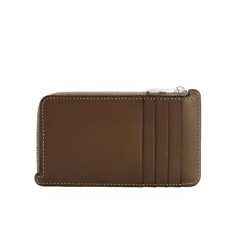 四个卡插槽 浮雕字谜 颜色:卡其棕色 金属色:钯 主要材质:经典小牛皮