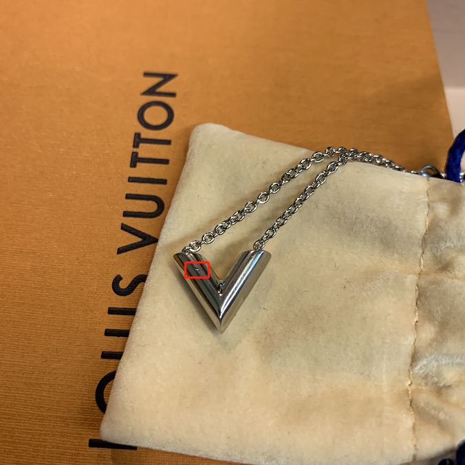 此款软项链在链环与搭扣处饰有路易威登的经典v字与lv circle标识.