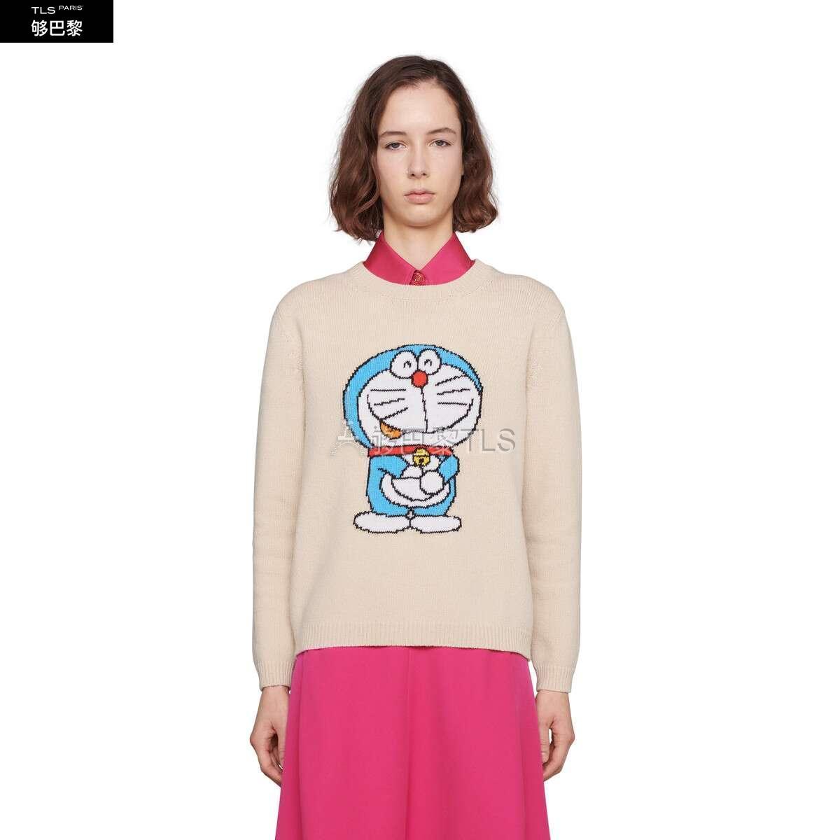 这款象牙白色羊毛针织毛衣巧妙融入时光旅行机器猫的经典形象,是品牌