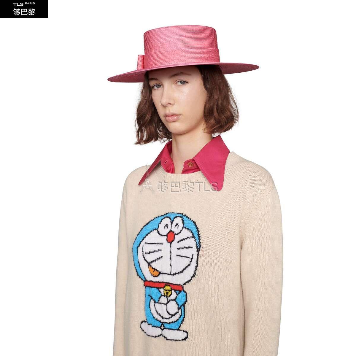 这款象牙白色羊毛针织毛衣巧妙融入时光旅行机器猫的经典形象,是品牌