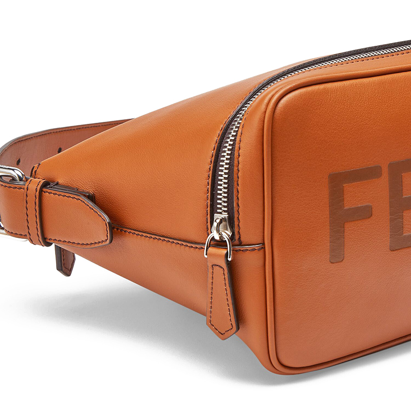 2021春夏新款 banane系列 男士棕色小牛皮双拉链fendi roma刻字腰包7