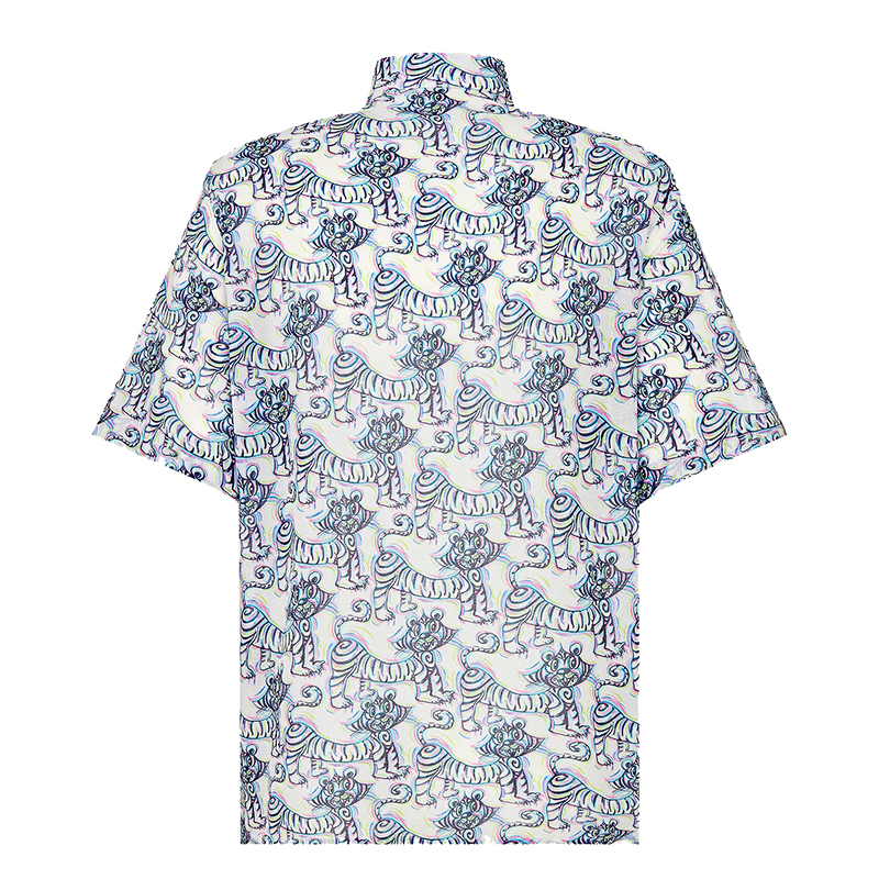 它以白色棉面纱制成,并饰有彩色dior和kenny scharf印花,以庆祝老虎的