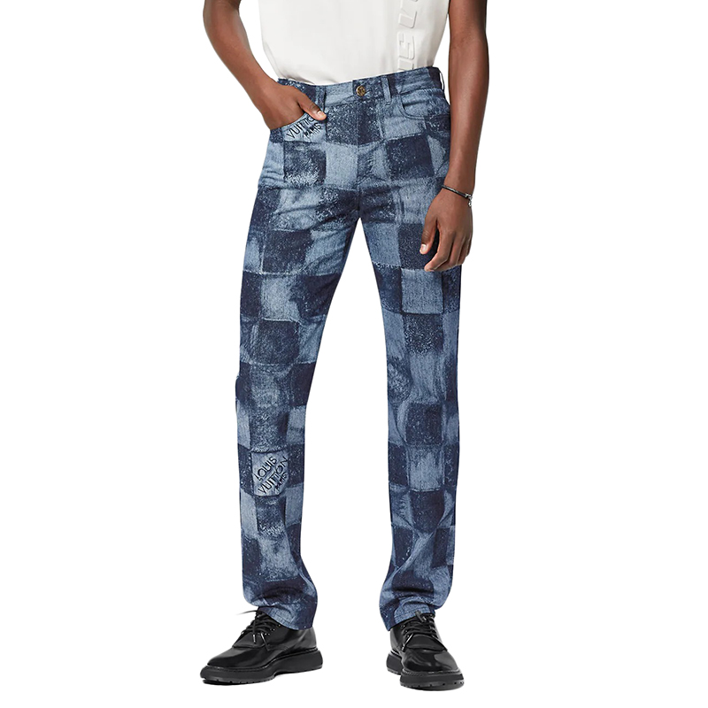 这款经典牛仔布裤子采用本季的图形化salt版式进行了更新.