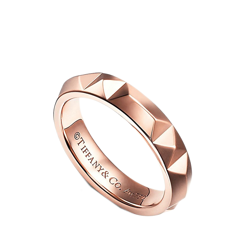 com 此款戒指采用精致的斜边设计,是搭配 tiffany true 系列订婚钻戒