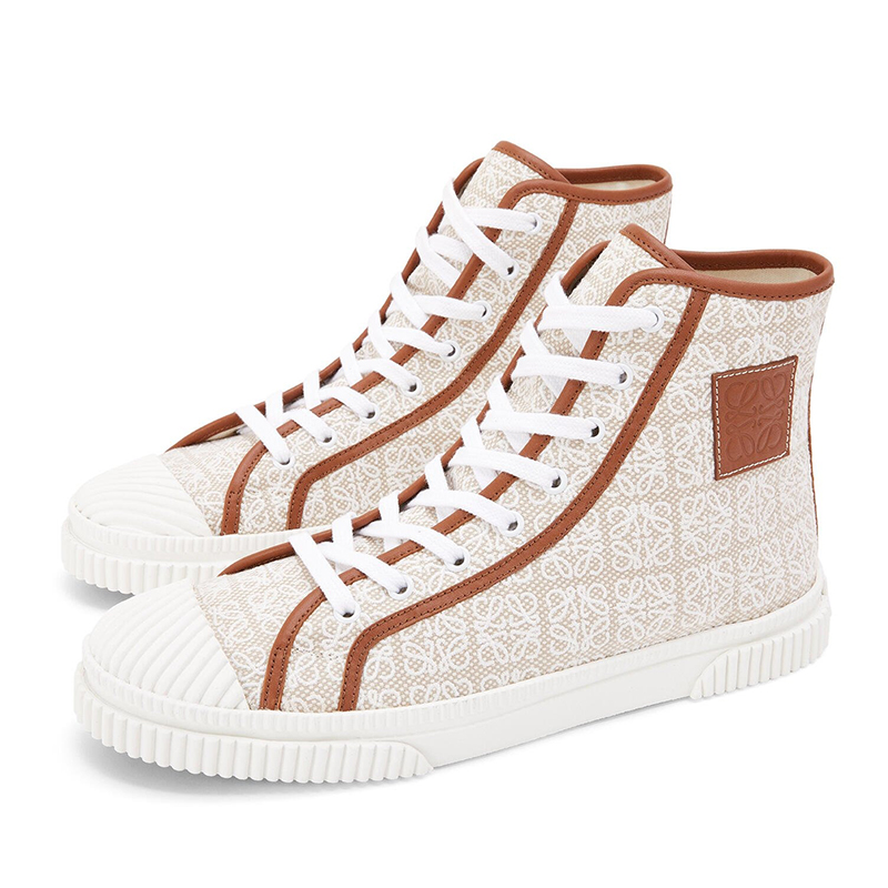 后跟处饰有 loewe 丝网印刷 颜色:自然色/白色 主要材质: 帆布 鞋跟