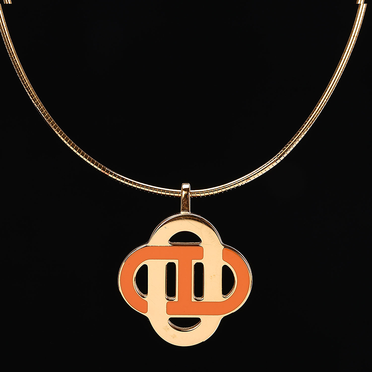 hermes(爱马仕) 橘色珐琅中国结吊坠金色蛇骨项链