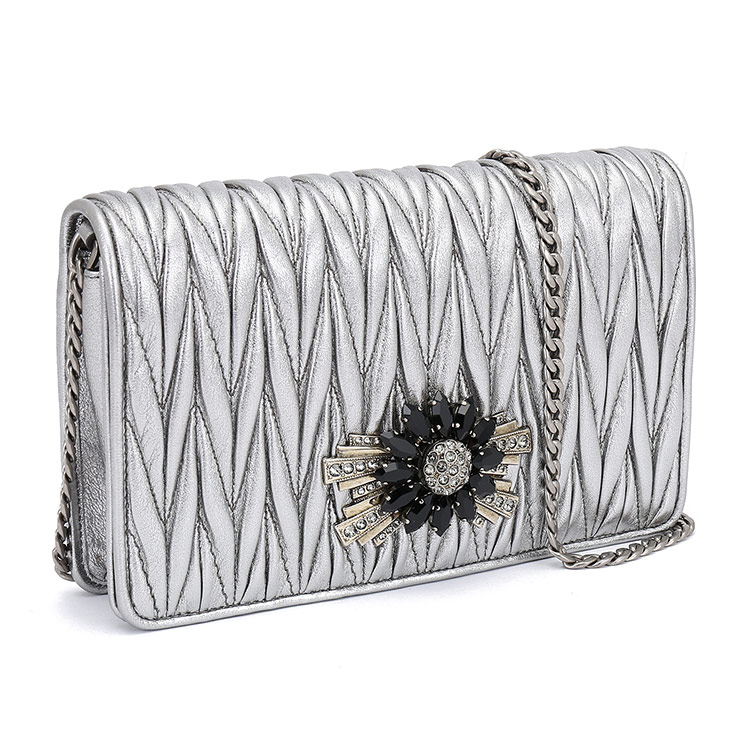 miumiu(缪缪)#银色皮质褶皱花朵镶水钻装饰斜挎包