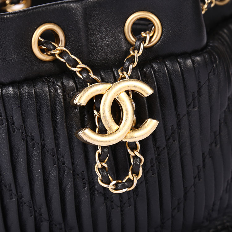 chanel(香奈儿) 黑色褶皱皮质金色双c扣水桶包 ch