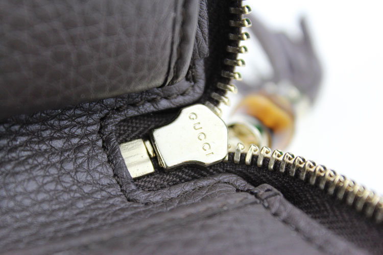 搭配金色精美金属拉链,品牌刻印