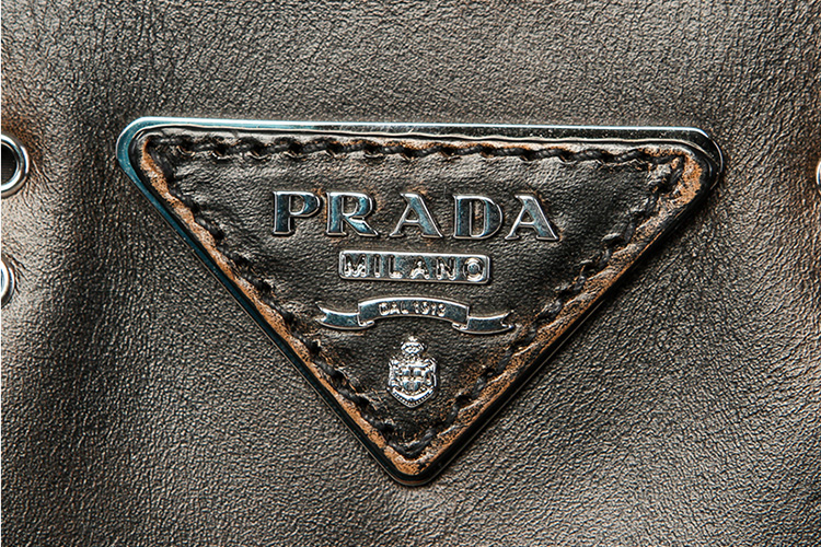 prada/普拉达棕色牛皮女士铆钉手提包b2619h2e90