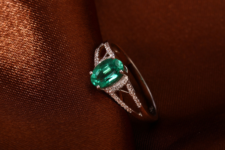 u/爱欧珠宝 天然绿宝石戒指 18k金伴钻镶嵌蛋形钻面祖母绿宝石戒指 女