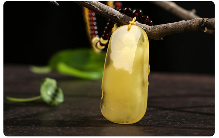 mmt/曼丽翠 蜜蜡香草龙子冈牌吊坠