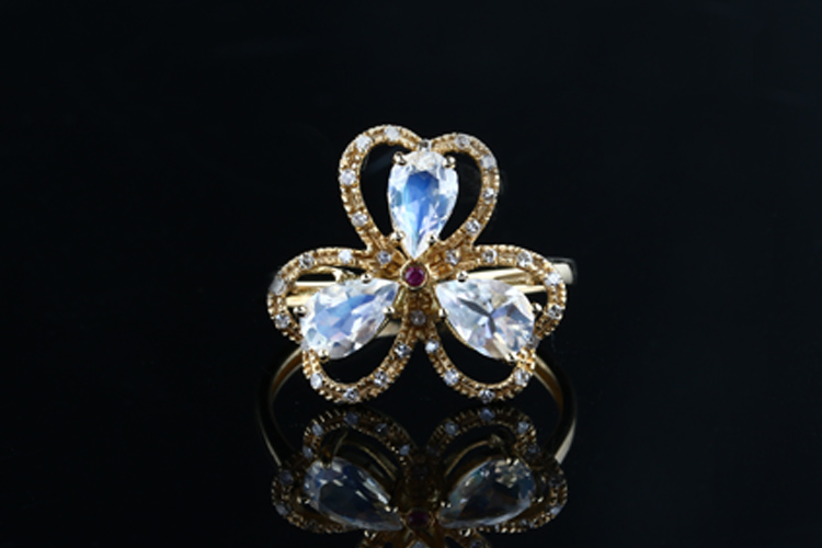 天然月光石(月长石)宝石戒指 18k金伴钻镶嵌水滴形钻面蓝月光宝石戒指