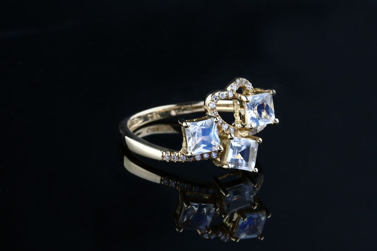 天然月光石(月长石)宝石戒指 18k金伴钻镶嵌方形钻面蓝月光三石宝石