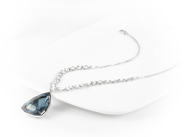 以两种不同造型为设计特色;将切割的三角形denium blue仿水晶拆除后